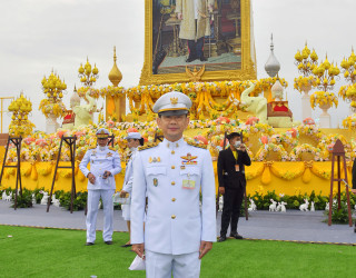 พิธีวางพวงมาลาและถวายบังคม