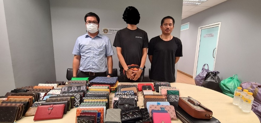 การจับกุมสินค้าละเมิดทรัพย์สินทางปัญญาศูนย์การค้าเอ็มบีเค