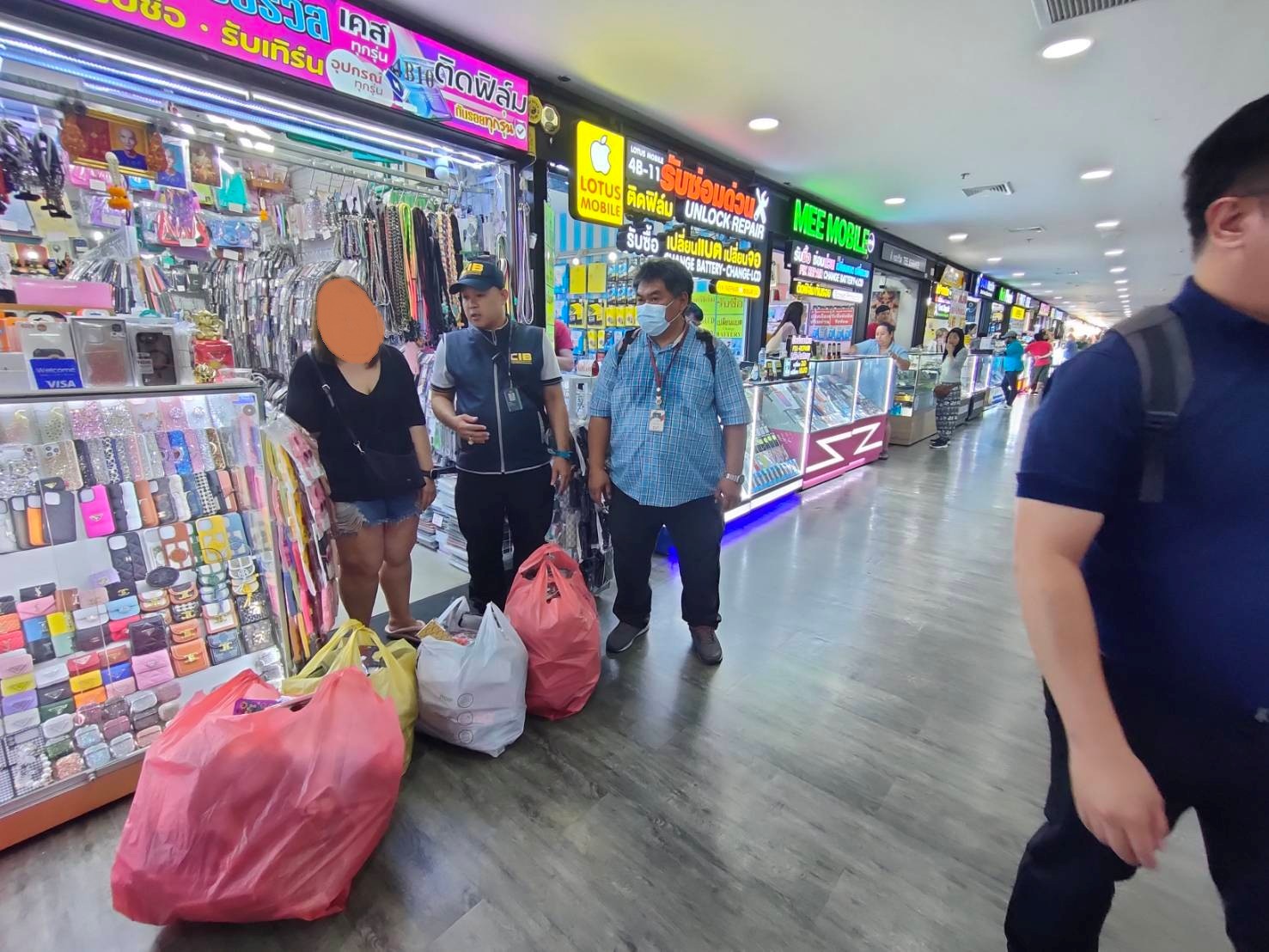 การปราบปรามสินค้าละเมิดทรัพย์สินทางปัญญาศูนย์การค้า