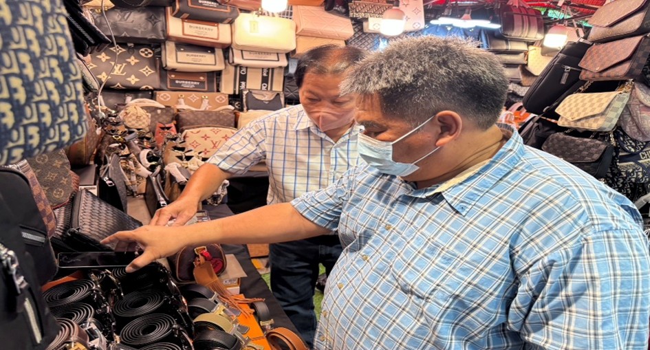การปราบปรามสินค้าละเมิดทรัพย์สินทางปัญญาศูนย์การค้า