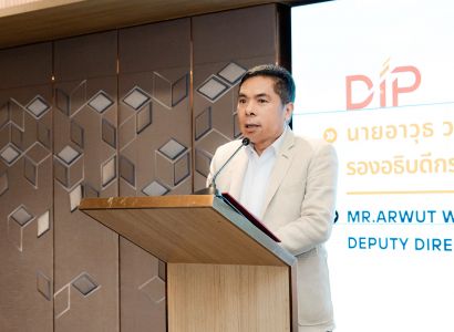 กรมทรัพย์สินทางปัญญา ขานรับนโยบาย “พาณิชย์” สร้างความเข้มแข็ง SMEs ด้วย IP เปิดหลักสูตรปั้นผู้ประกอบการมืออาชีพ  เจาะลึกกลยุทธ์ “คุ้มครองสิทธิ-บริหารจัดการเครื่องหมายการค้า” ครบวงจร  ตั้งเป้ายกระดับแบรนด์ไทยสู่สากล