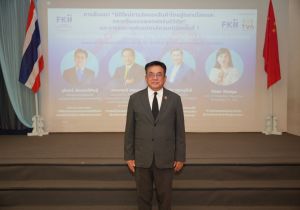 นายวิโรจน์ จงกลวานิชสุข รองอธิบดีกรมทรัพย์สินทางปัญญา เข้าร่วมพิธีเปิดการประชุมสัมมนาและร่วมเป็นสักขีพยาน ในพิธีลงนามความร่วมมือระหว่างสถาบัน FKII Thailand และพันธมิตรจากสาธารณรัฐประชาชนจีน วันที่ 21 เมษายน 2569 ณ สถาบันทิวา ทาวน์อินทาวน์ กรุงเทพ