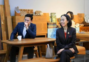 อธิบดีกรมทรัพย์สินทางปัญญา เยี่ยมชมบริษัท อุตสาหกรรมดีสวัสดิ์ จำกัด ผู้ผลิตเฟอร์นิเจอร์แบรนด์ดีสวัสดิ์เฟอร์นิเจอร์ไม้สัญชาติไทยแท้ ที่ได้รับรางวัลด้านการออกแบบซึ่งมีการนำนวัตกรรม