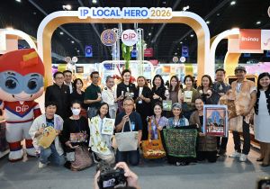 อธิบดีกรมทรัพย์สินทางปัญญา ให้การต้อนรับรองนายกรัฐมนตรีและรัฐมนตรีว่าการกระทรวงพาณิชย์ (นางศุภจี สุธรรมพันธุ์) ในโอกาสเยี่ยมชม บูธจัดแสดงและจำหน่ายสินค้าชุมชนในแหล่งท่องเที่ยวเชิงสร้างสรรค์และวัฒนธรรม ภายใต้โครงการ “IP Local Hero” ในงานศิลปาชีพ ประทีปไ