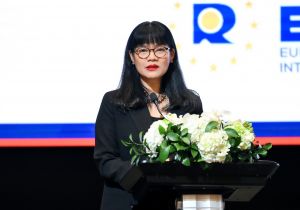 นางสาวพริ้วแพร ชุมรุม รองอธิบดีกรมทรัพย์สินทางปัญญาเป็นประธานเปิดงานสัมมนาเสริมสร้างองค์ความรู้เชิงกลยุทธ์ ด้านเครื่องหมายการค้าและการออกแบบผลิตภัณฑ์ ภายใต้โครงการความร่วมมือระหว่างสหภาพยุโรปและอาเซียน (SCOPE IPR) วันที่ 4 สิงหาคม 2569 ณ โรงแรมคอนราด กรุง