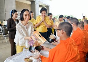 อธิบดีและผู้บริหารกรมทรัพย์สินทางปัญญา  เข้าร่วมกิจกรรมทำบุญตักบาตรวิถีพุทธ น้อมธรรมนำสุข กระทรวงพาณิชย์ ครั้งที่ 7
