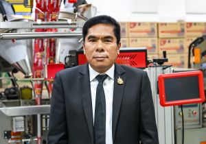 นายอาวุธ วงศ์สวัสดิ์ รองอธิบดีกรมทรัพย์สินทางปัญญา ร่วมแถลงผลการกวาดล้างและบุกทลายเครือข่ายผลิตและจำหน่ายสินค้าอุปโภคบริโภคปลอมเครื่องหมายการค้า ร่วมกับกองบัญชาการตำรวจสสอบสวนกลางอบสวนกลาง วันที่ 24 กรกฎาคม 2569 ณ กองบั