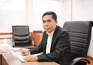 นายอาวุธ วงศ์สวัสดิ์ รองอธิบดีกรมทรัพย์สินทางปัญญา เป็นประธานการประชุมหารือร่วมกับ Thai Durian Association - TDA สมาคมทุเรียนไทย เกี่ยวกับแนวทางการคุ้มครองคำว่า “หมอนทองไทย”  ผ่านระบบอิเล็กทรอนิกส์ โปรแกรม Zoom  วันที่ 21 เมษายน 2569  ณ กรมทรัพย์สินทางปัญ