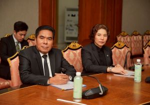 นายอาวุธ วงศ์สวัสดิ์ รองอธิบดีกรมทรัพย์สินทางปัญญา ร่วมแถลงข่าวผลการปฏิบัติการ บุกทลายโกดังกลางกรุง พร้อมแถลงผลการบูรณาการ กับกรมทรัพย์สินทางปัญญาในการตรวจยึดสินค้านำเข้า ที่ละเมิดเครื่องหมายการค้า