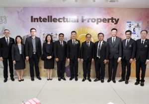 นายอาวุธ วงศ์สวัสดิ์ รองอธิบดีกรมทรัพย์สินทางปัญญาเข้าร่วมพิธีเปิดศูนย์เรียนรู้กฎหมายทรัพย์สินทางปัญญาและการค้าระหว่างประเทศ และมอบเกียรติบัตรและเข็มวิทยากรประจำศูนย์เรียนรู้กฎหมายทรัพย์สินทางปัญญาและการค้าระหว่างประเทศ ภายใต้โครงการ "ศาลยุติธรรมเพื่อประช