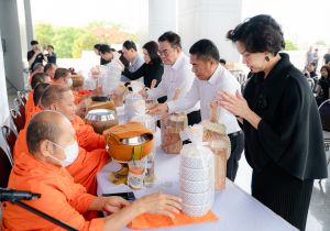 ผู้บริหารและเจ้าหน้าที่เป็นเจ้าภาพจัดกิจกรรมส่งเสริมการทำนุบำรุงศาสนาทำบุญตักบาตร ร่วมกับ ชุมชนบริเวณใกล้เคียง (พาณิชย์น้อมธรรมนำสุข ตักบาตรวิถีพุทธ) ครั้งที่ 5 วันที่ 29 พฤษภาคม 2569 ณ บริเวณลานอเนก)ประสงค์ ชั้น 3 กระทรวงพาณิชย์