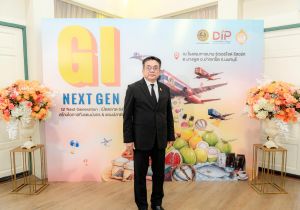 นายวิโรจน์ จลกลวานิชสุข รองอธิบดีกรมทรัพย์สินทางปัญญาเป็นประธานเปิดการอบรมสร้างองค์ความรู้ด้านการตลาดให้ผู้ประกอบการสิ่งบ่งชี้ทางภูมิศาสตร์ (GI)GI Next Generation: เปิดตลาด GI สร้างโอกาสถึงแดนมังกร & แดนปลาดิบ วันที่27 เมษายน 2569ณ โรงแรมกาลนาน ริเวอร์ไซด