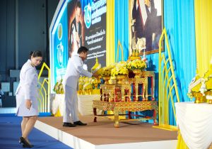 นายอาวุธ วงศ์สวัสดิ์  รองอธิบดีกรมทรัพย์สินทางปัญญา ร่วมพิธีวางพานพุ่มดอกไม้สด ถวายสักการะน้อมรำลึกในพระมหากรุณาธิคุณ พระบาทสมเด็จพระบรมชนกาธิเบศร มหาภูมิพลอดุลยเดชมหาราช บรมนาถบพิตร