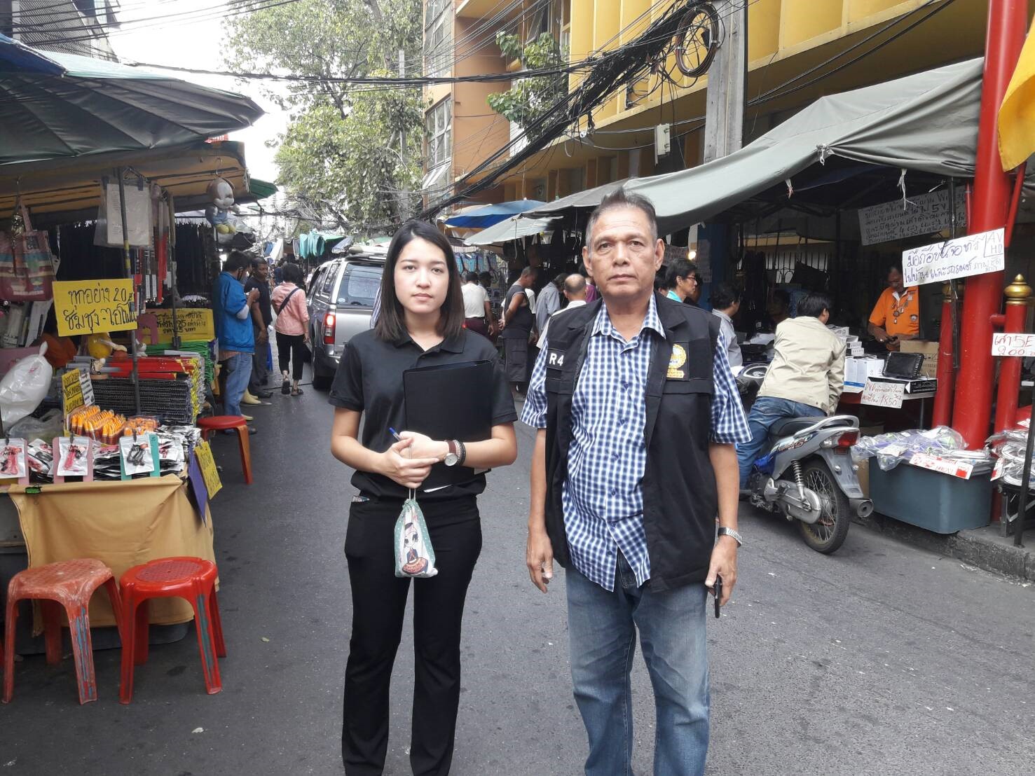 วันที่ 4 มกราคม 2561 ณ. ย่านการค้าบ้านหม้อและห้างสรรพสินค้าดิโอลด์สยามพลาซ่า กรมทรัพย์สินทางปัญญา ลงพื้นที่ตรวจสอบสินค้าละเมิด ย่านการค้าบ้านหม้อ-ดิโอลด์สยามพลาซ่า